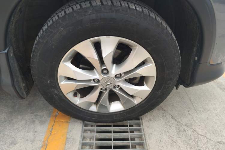 Used Honda CR-V 2012 2.4L four-wheel drive luxury version Right Front Wheel Hub