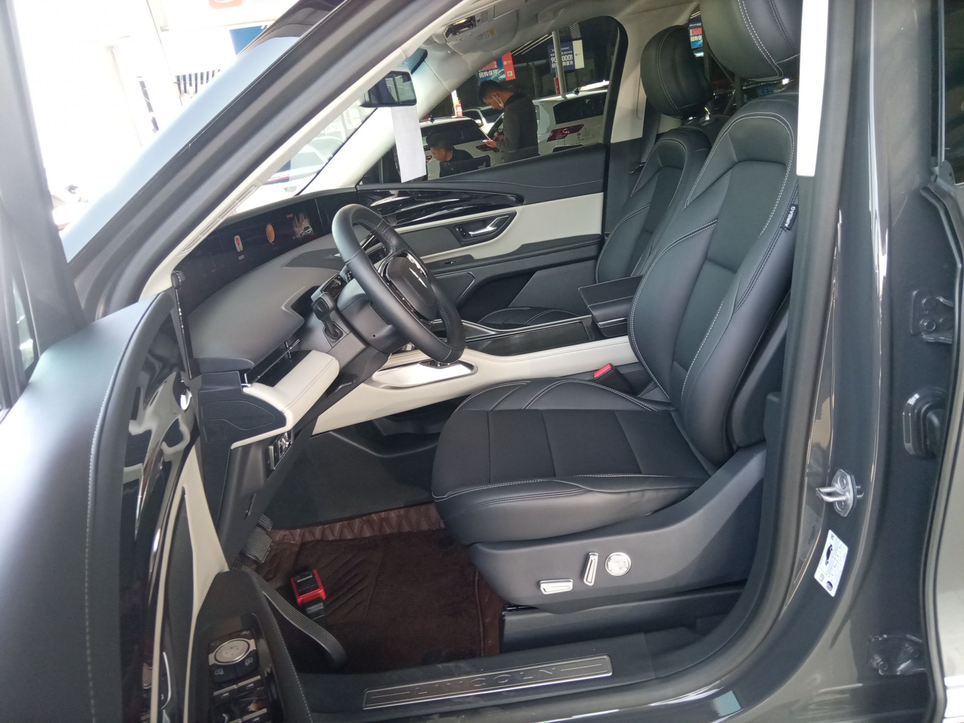 Переднее сиденье в автомобиле