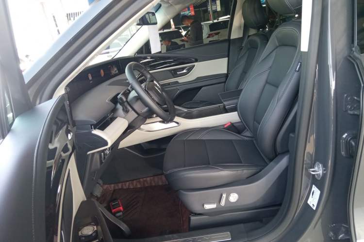 Used Lincoln Nautilus 2023 2.0T All-Wheel-Drive Luxury Edition Left Front Seat