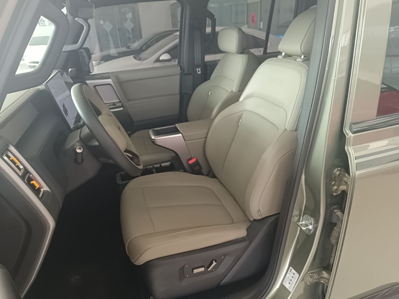 المقاعد الأمامية داخل السيارة