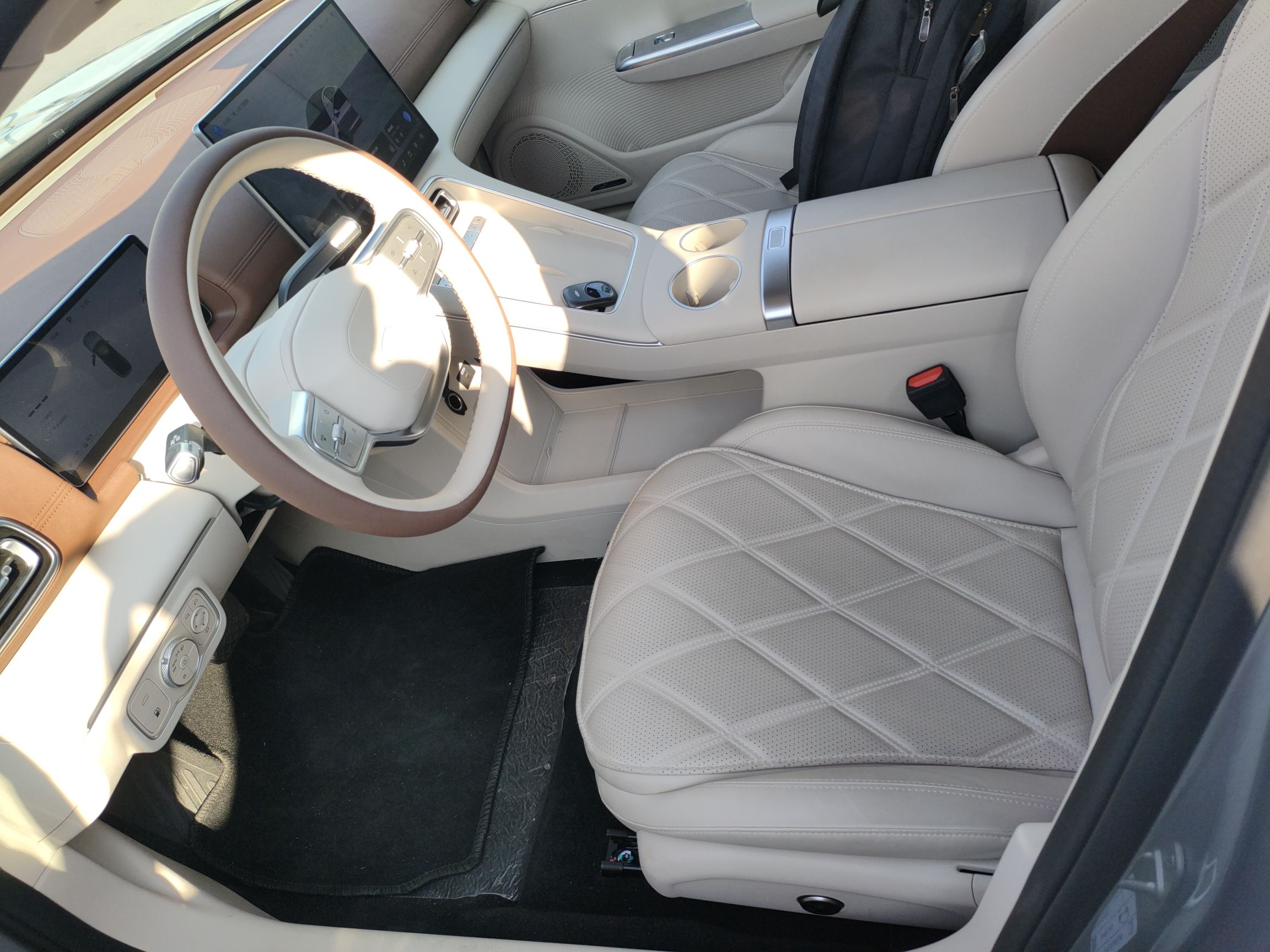 Переднее сиденье в автомобиле