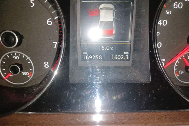 Used Volkswagen Magotan 2015 Revised Version 2.0 TSI Prestige Edition Odometer Close Up