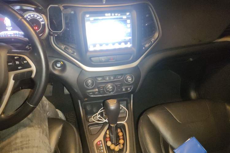 Used Jeep Cherokee 2017 2.0L Superior Edition
