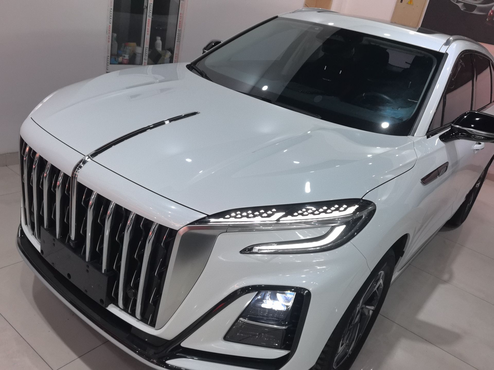 تحت مقدمة السيارة