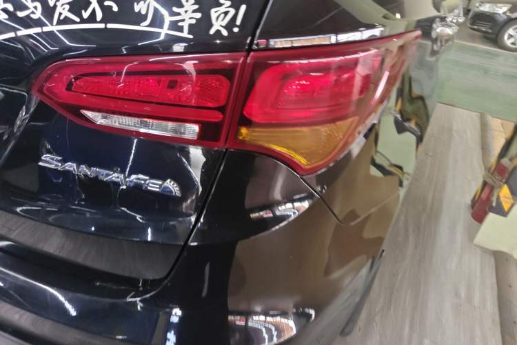 Used Hyundai Santa Fe 2017 2.4L Automatic Two-Wheel Drive Smart Version 5 Seats Exterior 3