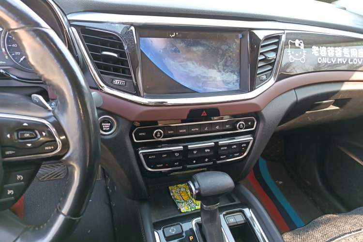 Used GAC Trumpchi GS8 2017 320T Two-Wheel Drive Luxury Smart Connectivity Version (7 Seats) Audio And AC Panel