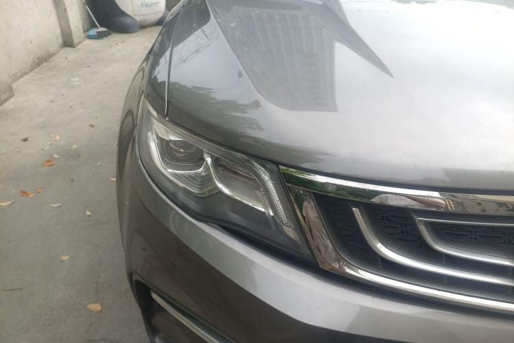 Used Geely Auto Emgrand X7 Sport 2018 1.8TD Automatic Two-Wheel Drive Smart Connect 4G Internet Edition Right Front Headlight