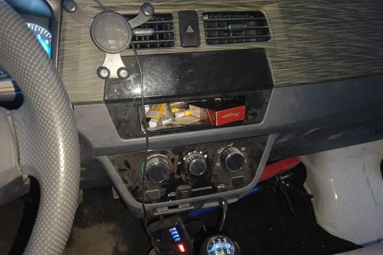 Used Jinbei Hiace X30 2023 1.5L Super-Comfortable Passenger Van 5/6/7-Seater Non-Air-Conditioned Version Model SWC15M Audio And AC Panel