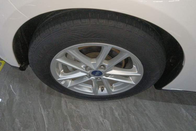 Used Ford Focus 2018 Sedan Classic 1.6L Automatic Trendy SmartDrive Edition Left Front Wheel Hub