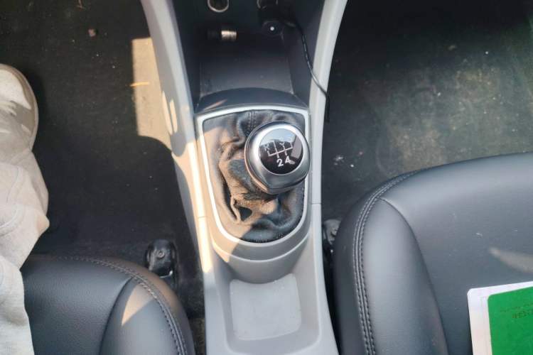 Used Hyundai Verna (older generation) 2014 1.4L Manual Smart GLS Trim Gear Lever