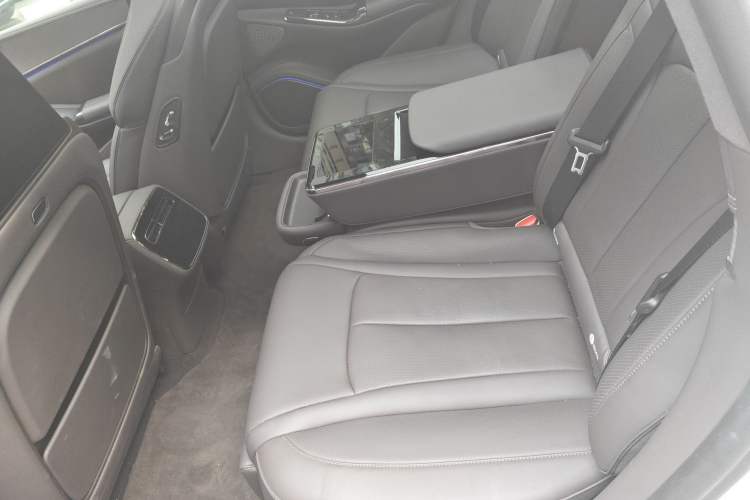 Used Denza Z9 2024 1100 km All-Wheel-Drive Ultra Version Left Rear Seat