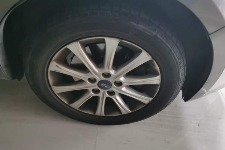 Used Ford Mondeo 2013 2.3L Fashion Edition Right Front Wheel Hub