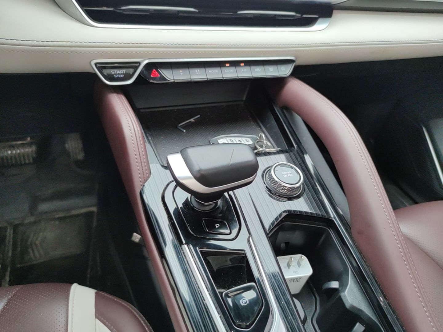 Geely Auto Monjaro L 2021 2.0TD DCT EVO Two-Wheel Drive Prestige Version — снимка 16