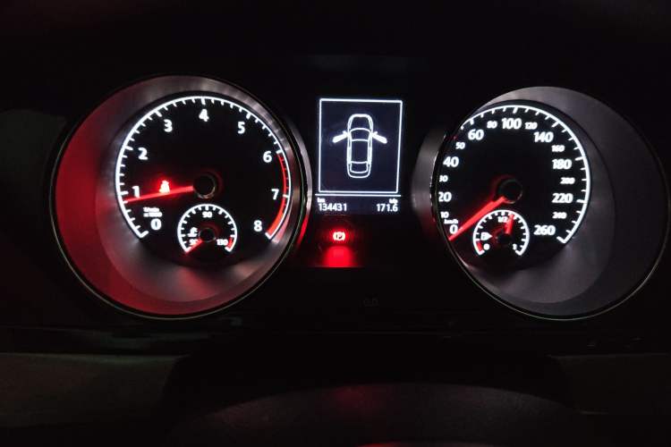 Used Volkswagen Lamando 2015 330TSI DSG Comfort Edition Odometer Close Up