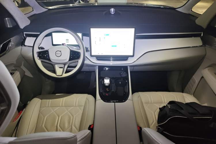 Used Volvo EM90 2025 Ultra Six-Seater