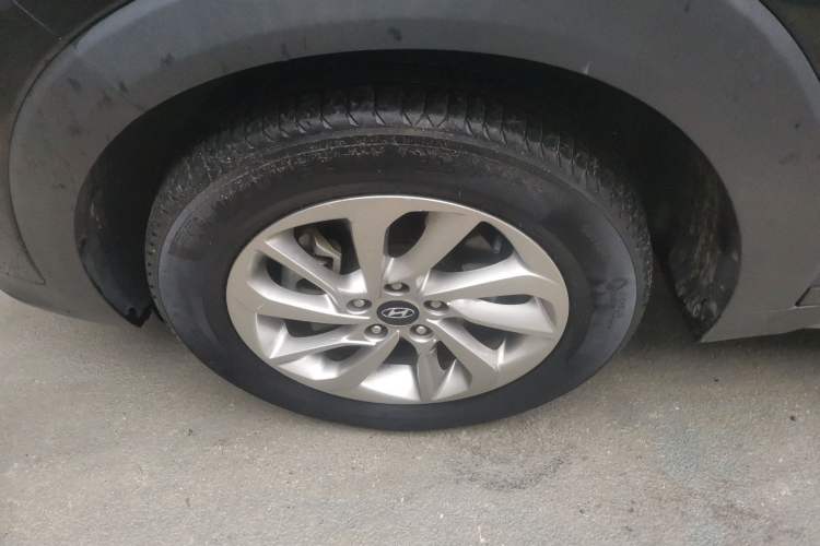 Used Hyundai Tucson 2018 1.6T Dual-Clutch Two-Wheel Drive 15th Anniversary Special Edition Left Front Wheel Hub