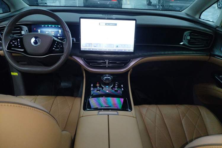 Used Denza D9 2022 DM-i 1040 Prestige Model
