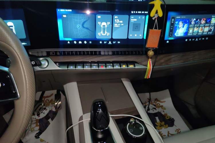 Used Roewe RX9 2023 2.0T Four-Wheel Drive Luxury Edition Audio And AC Panel