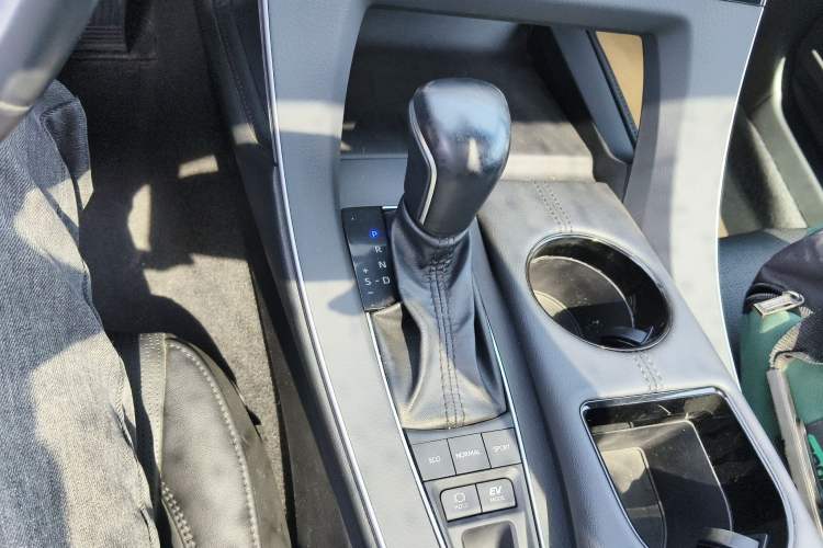 Used Toyota Avalon 2019 Dual-Engine 2.5L Luxury Edition China VI Standard Gear Lever