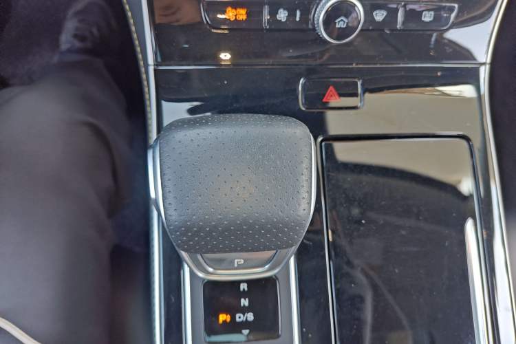 Used Roewe i6 MAX 2020 300TGI Automatic Supreme Edition with Cool Sunroof and Advanced Driving Features Gear Lever