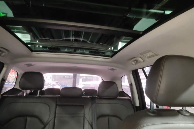 Used Roewe RX8 2019 30T Smart Connectivity Two-Wheel Drive Supreme Flagship Edition
