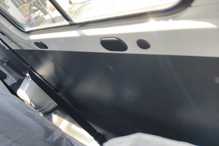 Used Wuling Yangguang 2024 300KM Comfort Version Passenger Van 75kW