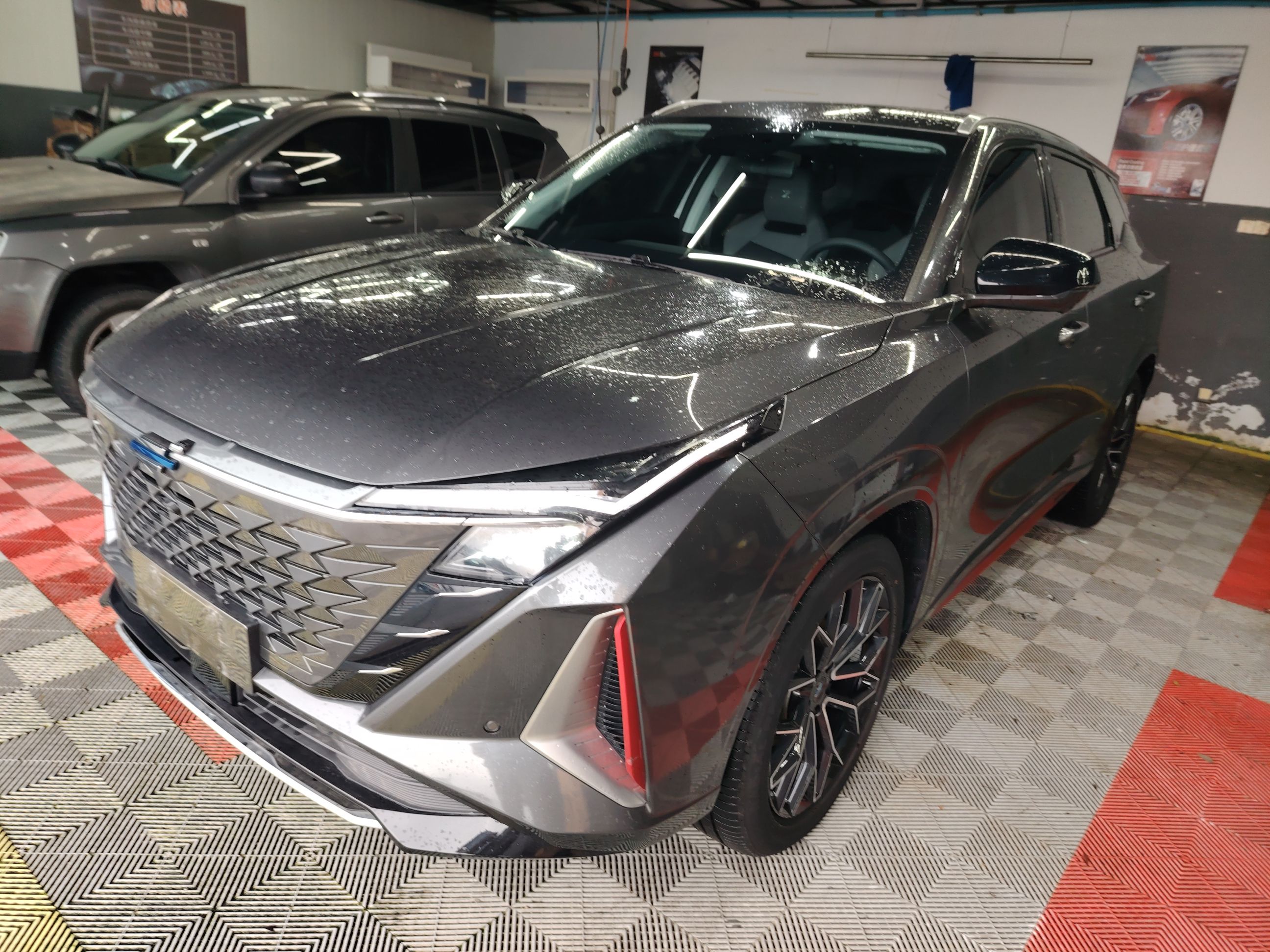 تحت مقدمة السيارة