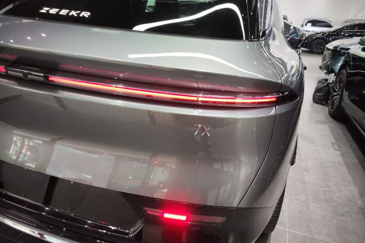Used Zeekr 7X 2025 100 kWh Long-Range Rear-Wheel Drive with Intelligent Driving Features