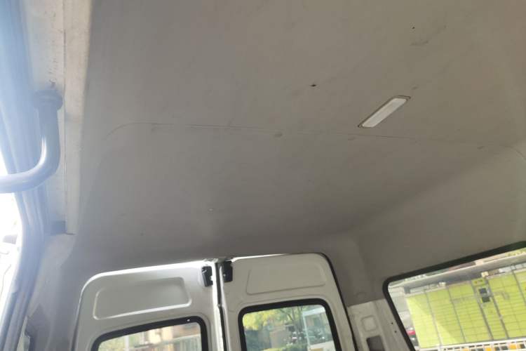 Used SAIC MAXUS Xintu V80 2014 2.5T Aotuntong Short Wheelbase Mid-Roof Model
