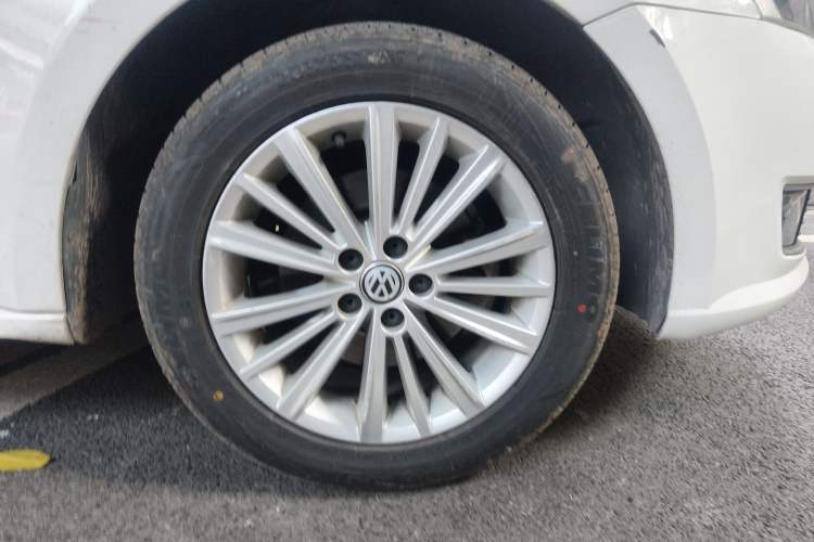 Used Volkswagen Gran Lavida 2013 1.6L Manual Fashion Model
