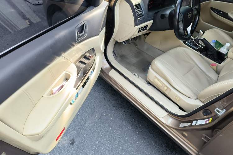 Used BYD G6 2013 2.0L Manual Luxury Version
