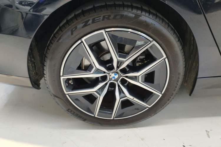 Used BMW 5 Series 2024 530i Leading Model M Sport Package Right Rear Wheel Hub