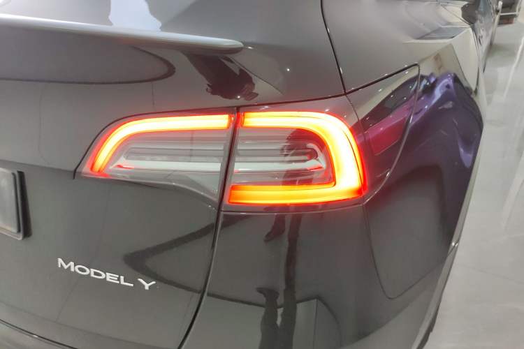 Used Tesla Model Y 2022 Long-Range All-Wheel-Drive Version Exterior 3