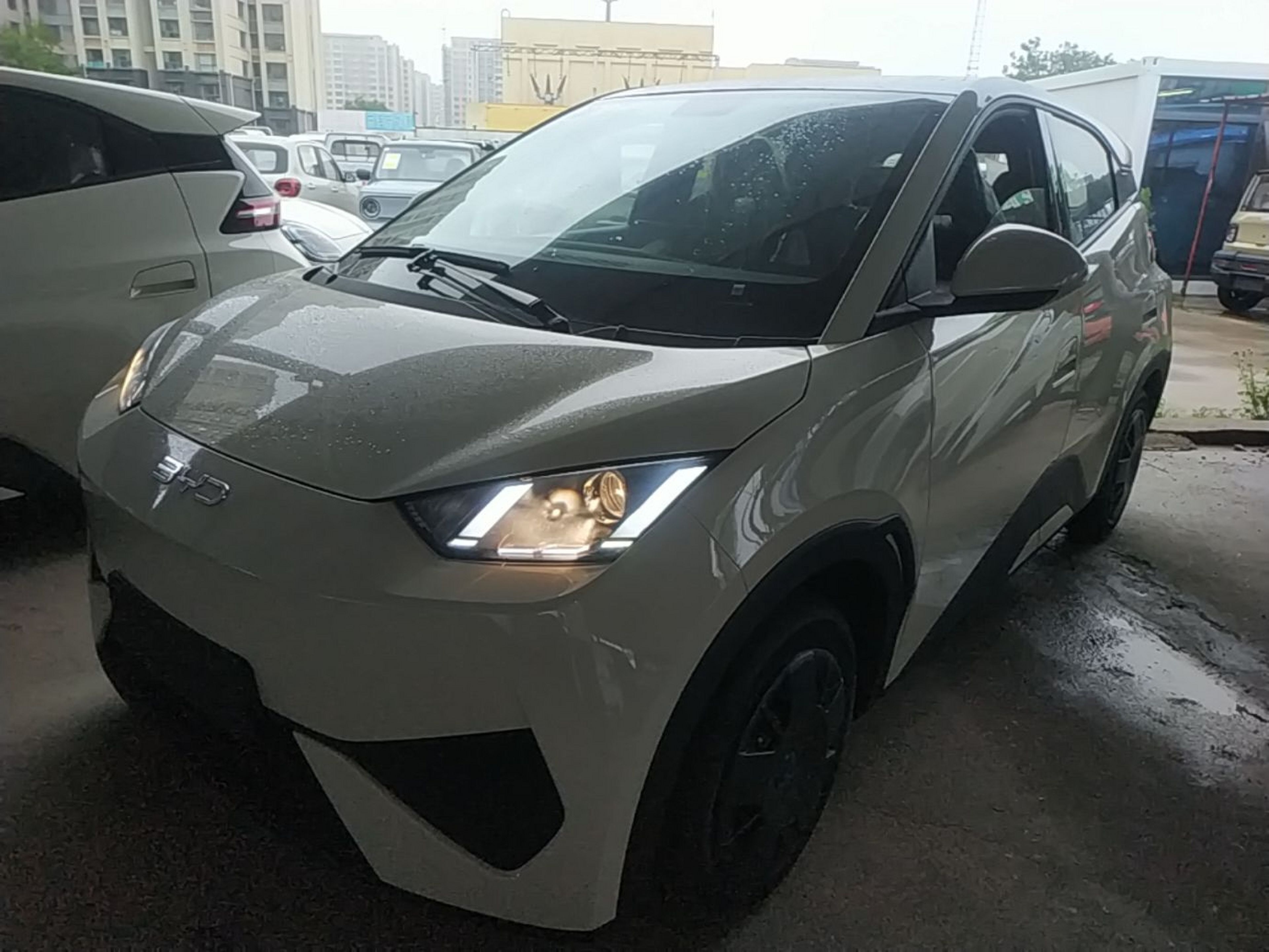 Под передней частью автомобиля