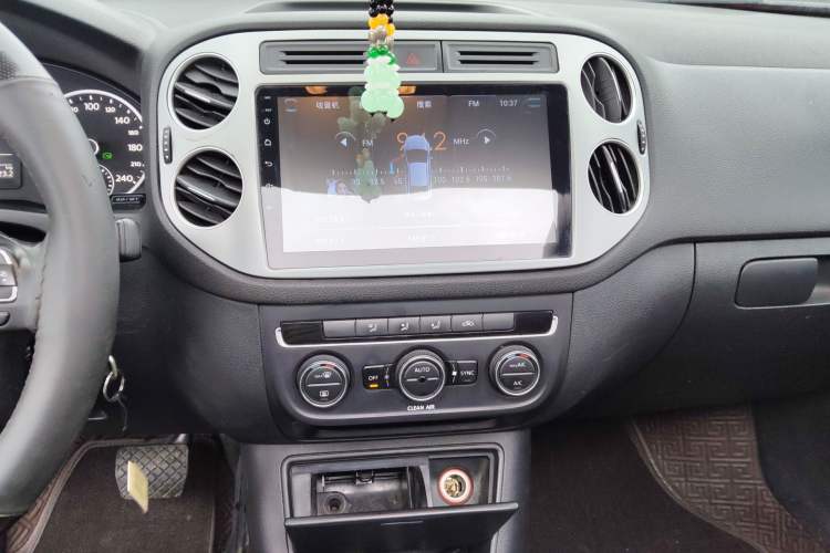 Used Volkswagen Tiguan 2017 300TSI Automatic Two-Wheel Drive Silk Road Comfort Edition Audio And AC Panel