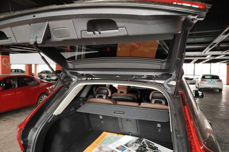 Used Volvo XC60 2019 T5 4x4 Smart Edition China VI Standard Trunk