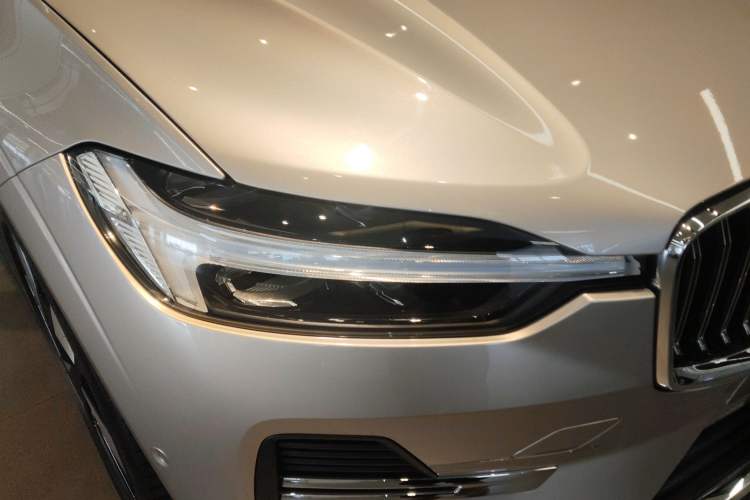 Used Volvo XC60 New Energy 2024 T8 Plug-in Hybrid Long-Range All-Wheel Drive Smart Luxury Edition Right Front Headlight