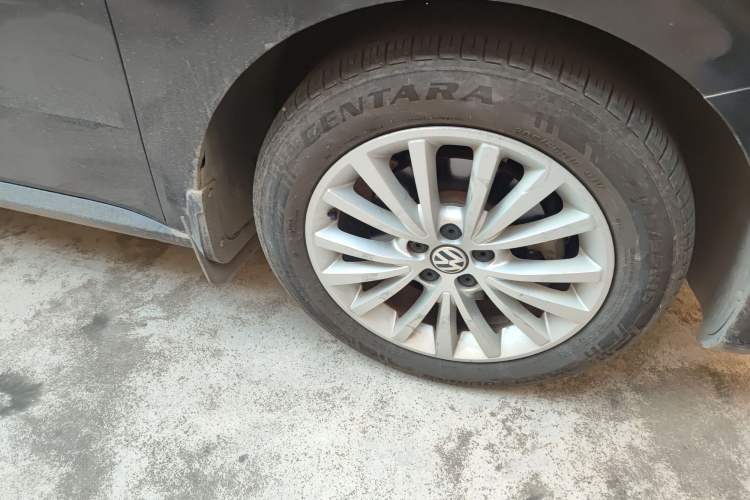 Used Volkswagen Lavida 2013 1.6L Automatic Luxury Edition Right Front Wheel Hub