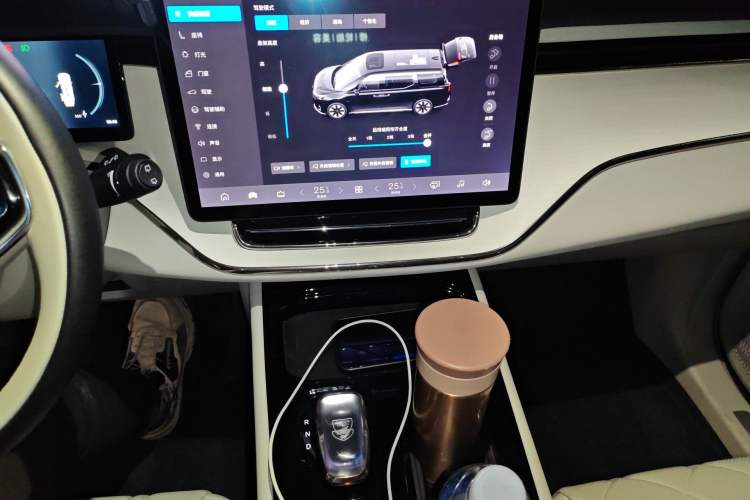 Used Volvo EM90 2025 Ultra Six-Seater
