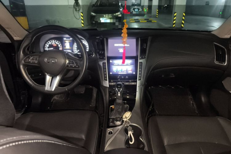 Used Infiniti Q50L 2018 2.0T Enjoyment Edition China V standard Center Console