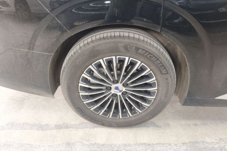 Used Denza D9 2024 DM-i 980 Four-Wheel Drive Prestige Model Right Rear Wheel Hub