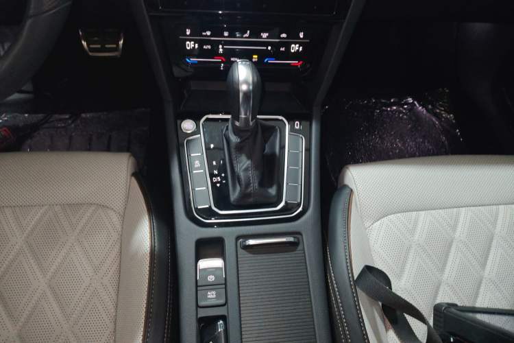 Used Volkswagen Magotan 2023 2 Million Units Commemorative Edition 330TSI DSG Luxury Version Gear Lever
