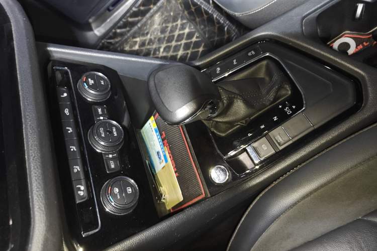 Used Volkswagen Tiguan L 2019 330TSI Automatic Two-Wheel Drive Smart Luxury Version China VI Standard Gear Lever