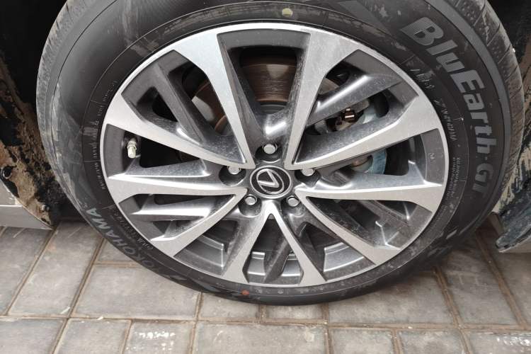 Used Lexus ES 2024 200 Premium Edition Right Front Wheel Hub