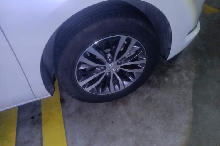 Used Buick GL8 2021 ES Landtrek 653T Comfort Edition Right Front Wheel Hub