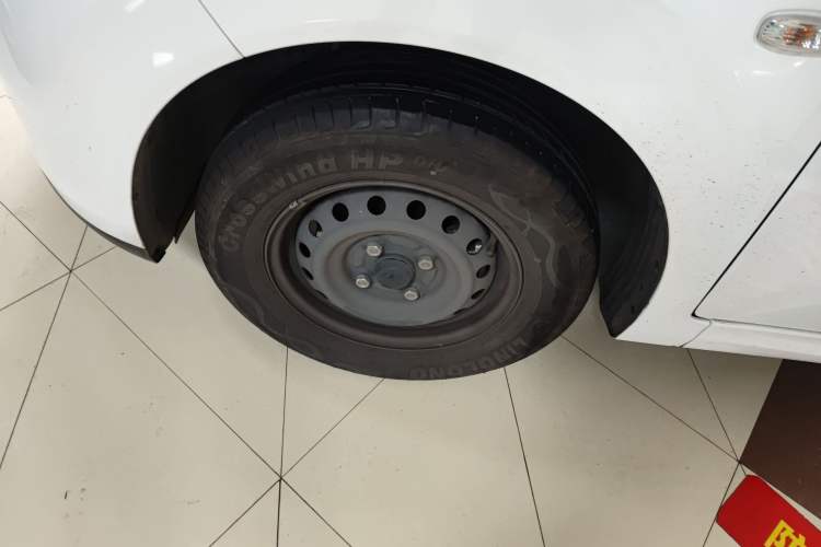 Used Wuling Hongguang New Energy 2024 All-Electric Model 300KM Standard Version Left Front Wheel Hub
