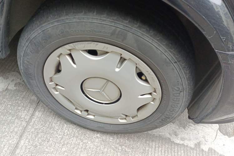 Used Mercedes-Benz Vito 2011 2.5L 7-seater executive version Right Front Wheel Hub