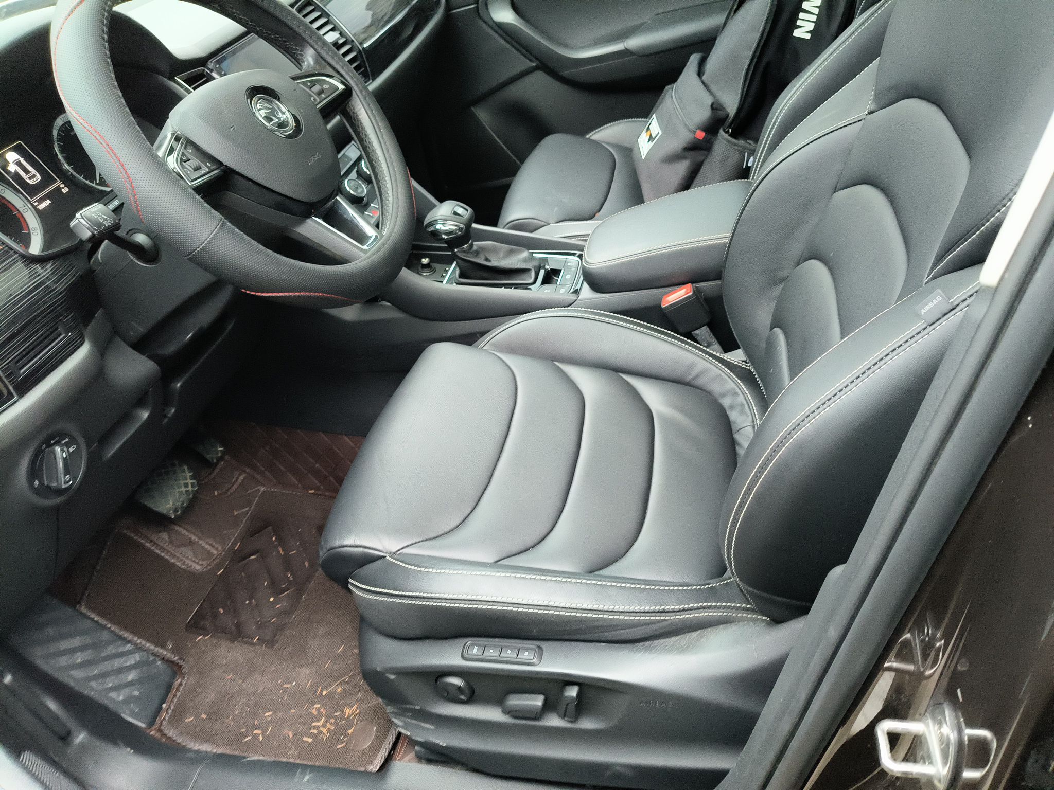 المقاعد الأمامية داخل السيارة