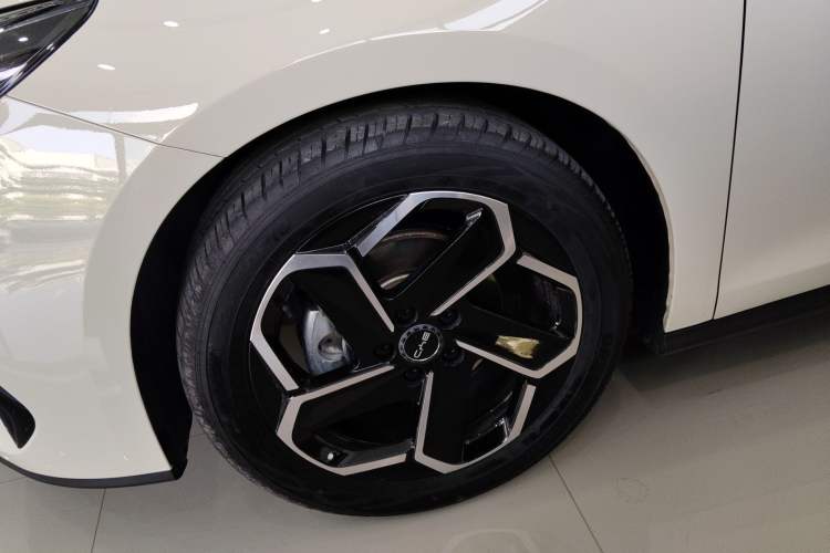 Used BYD Seal 06 New Energy 2024 DM-i 120KM Flagship Model Left Front Wheel Hub