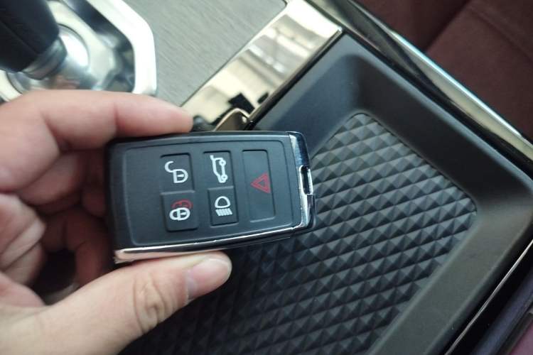 Used Land Rover Range Evoque 2022 Range Rover L 249 PS R-Dynamic HSE Luxury Edition
